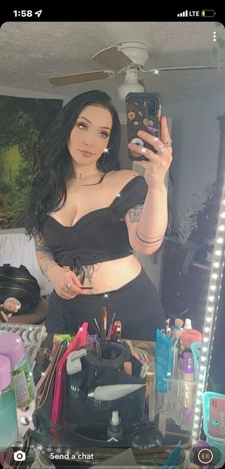 raeofgothiccsunshine actrice chaude des photos