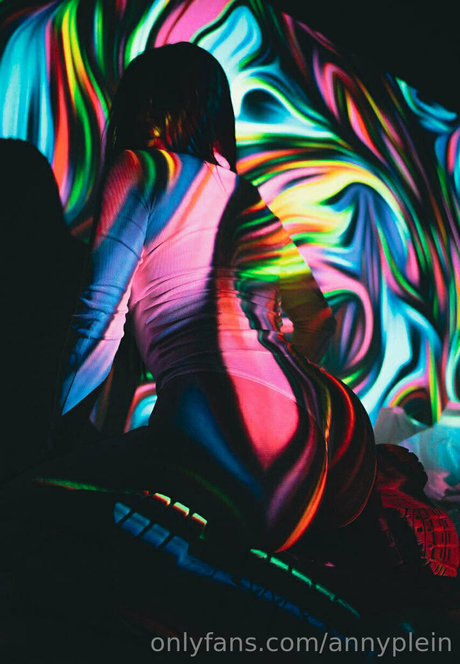 pom-pom girl asiatique onlyfans joli des photos