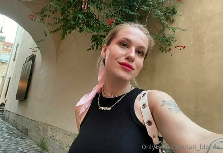 tati blonde modèle adulte image