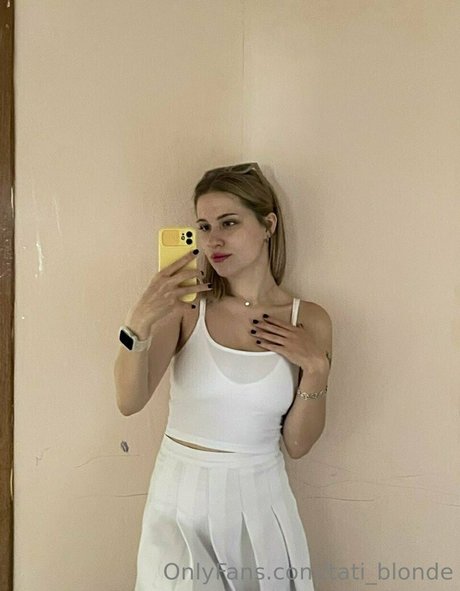 tati blonde nus étoiles image