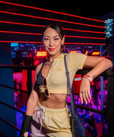 Ana Hikari star du porno parfaite image