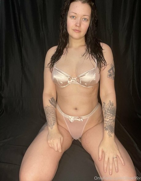 cara99xx modèle xxx photos