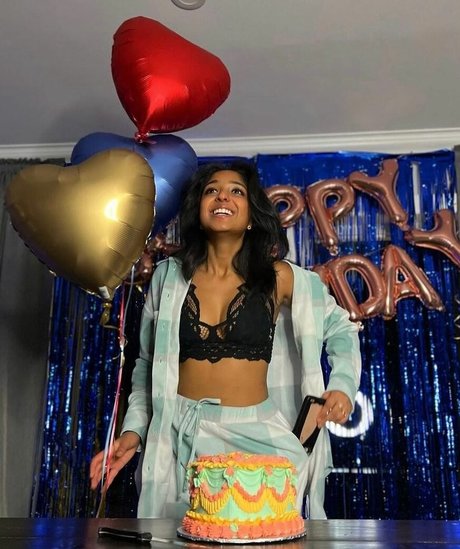 Maitreyi Ramakrishnan modèle gratuit galeries