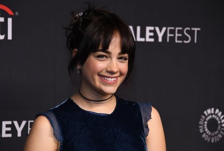 Mary Mouser actrice érotique photo