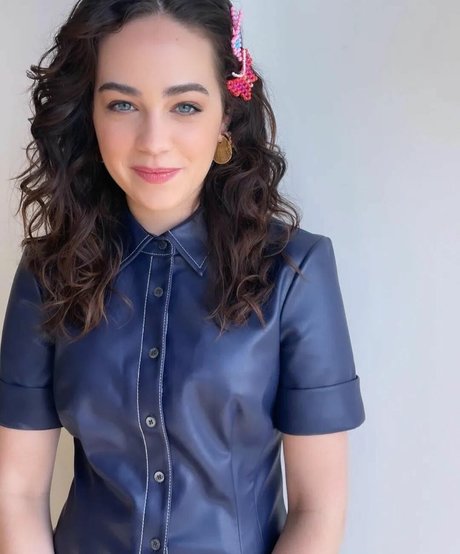 Mary Mouser modèle exclusif images