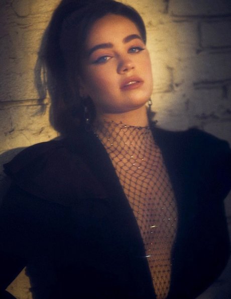 Mary Mouser modèle magnifique des photos