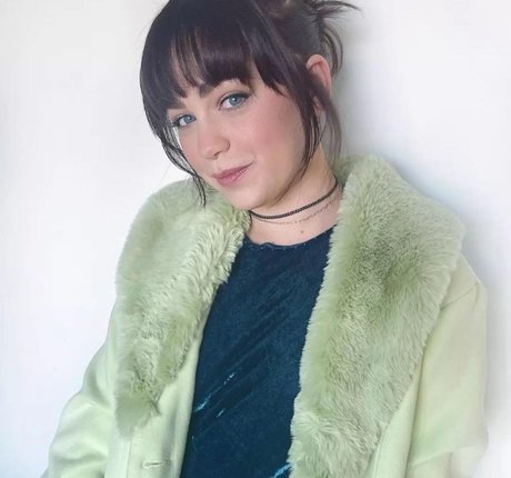 Mary Mouser modèle exclusif galeries