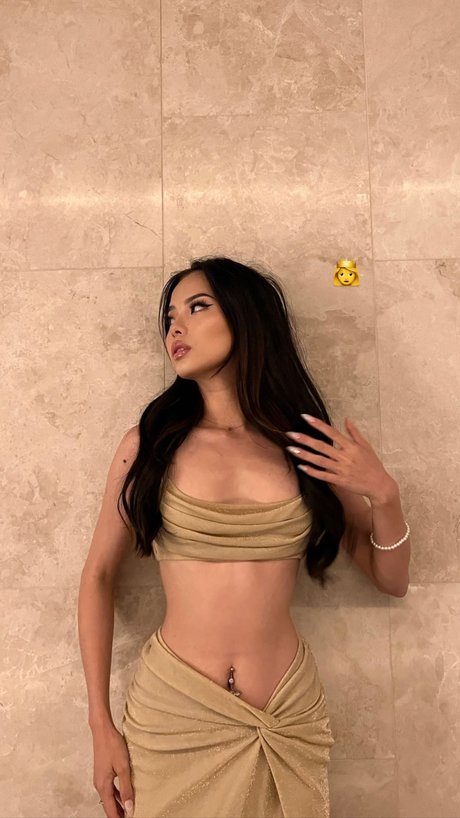 Mina Ash modèle artistique des photos