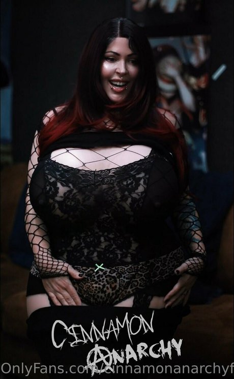 cinnamonanarchyfree étoile érotique photo