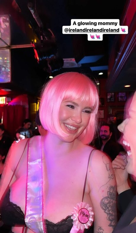 Ireland Baldwin star érotique collection