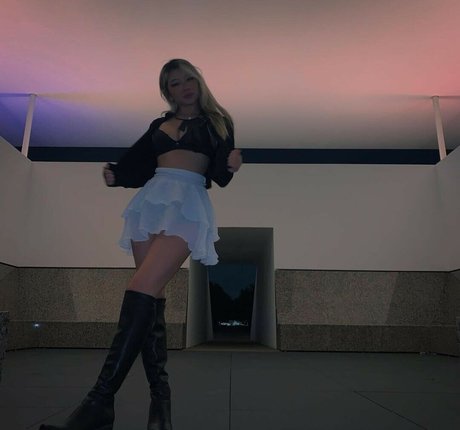 Ivy Erino modèle des photos