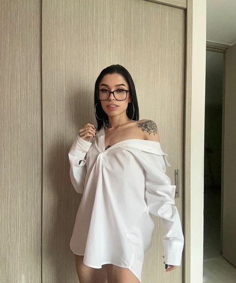 chaton potelé uniquementfans érotique sympa photo