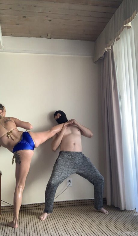 tatouages ​​blonds onlyfans chaud joli image