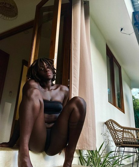 BinaNjikam actrice pornographique galerie