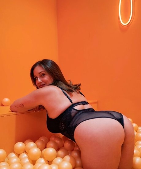 Busty Eve modèle porno image