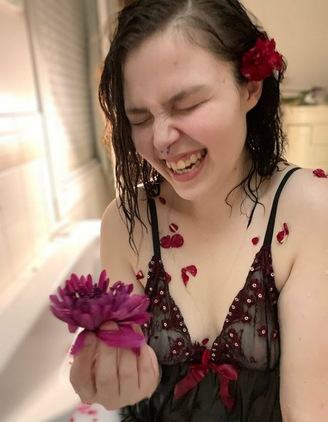 hereliesviolet modèle magnifique archive