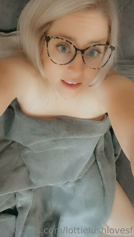 lottielushlovesfree star du porno chaude des photos