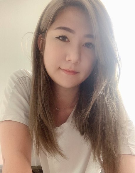 fille courbée dà côté onlyfans érotique chaud galerie