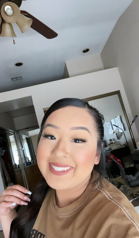 fille courbée dà côté onlyfans haut por img