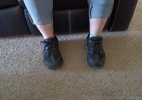 fille courbée dà côté onlyfans joli img