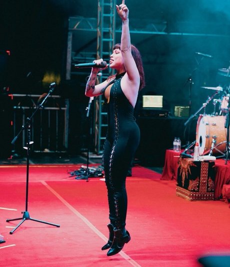 Pitty xxx étoile des photos