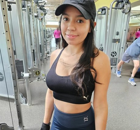 Isabella Lopez modèle meilleur galeries