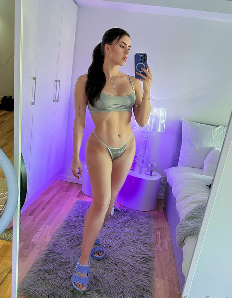 pom-pom girl asiatique onlyfans beau photo