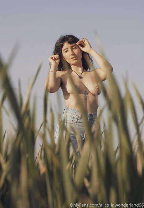 alice inwonderland96 étoile érotique img