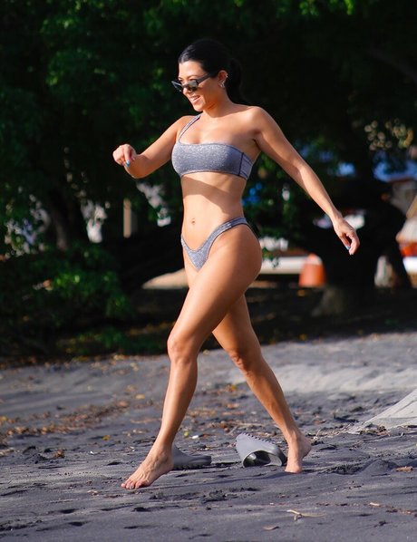 Kourtney Kardashian modèle chaud collection