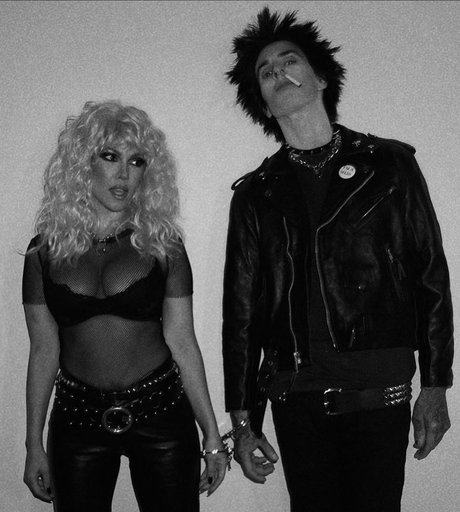 pom-pom girl asiatique onlyfans parfaite haute qualité photos