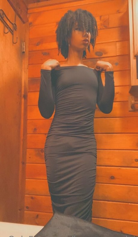 ivyevescarlet étoile galerie