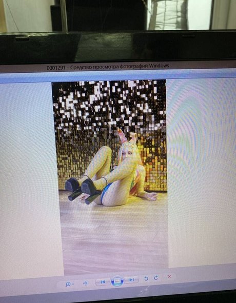 mia green tea modèle artistique galeries