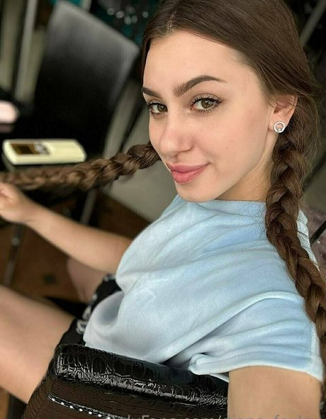 infirmière brune onlyfans art érotique archive