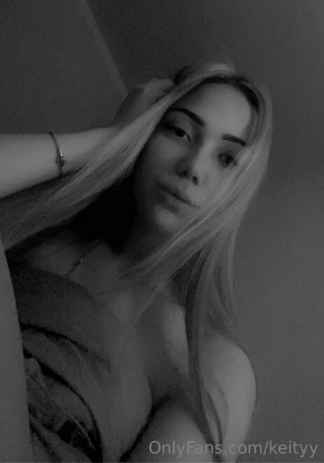 blonde aux gros seins onlyfans adulte érotique collection