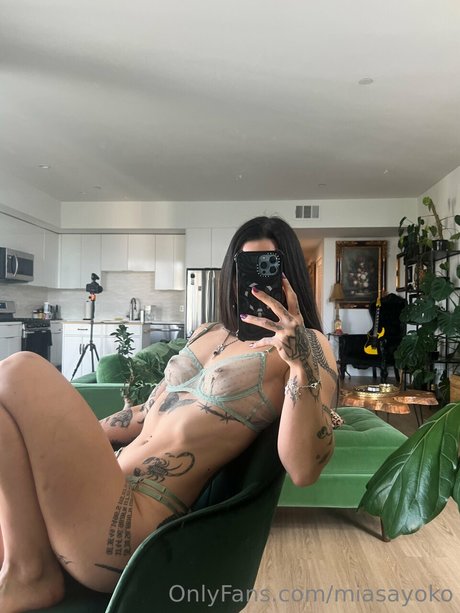 Mia Sayoko star du porno en haute qualité image