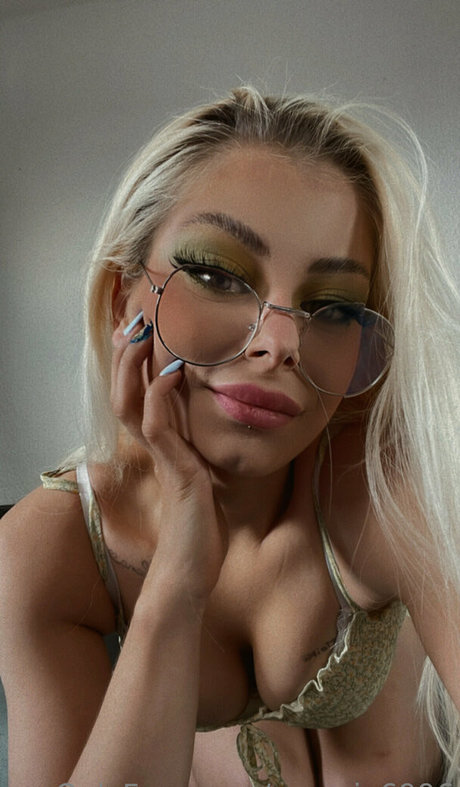 sarunia6996 modèle gratuit des photos