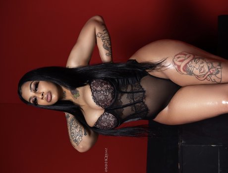 FineAssYonna mannequin image