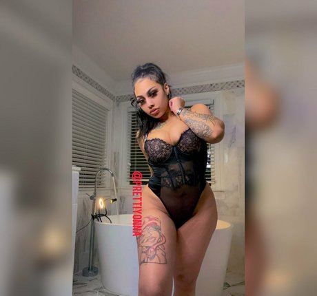 FineAssYonna star érotique photo