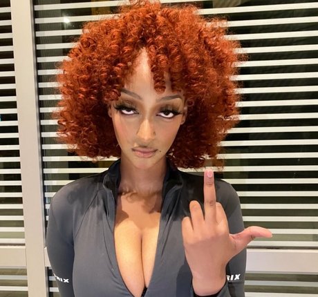 Solaya Ismail étoile nue photos