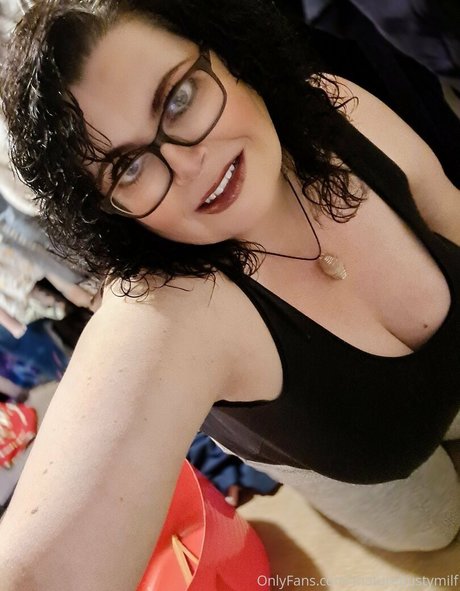 maturebustymom actrice exclusive image