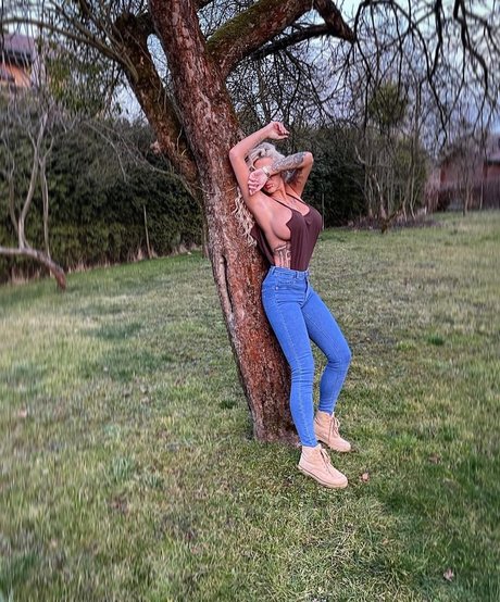 Deminecka actrice sexy des photos