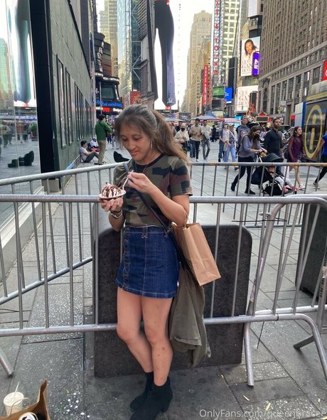 fille courbée dà côté onlyfans top magnifique image