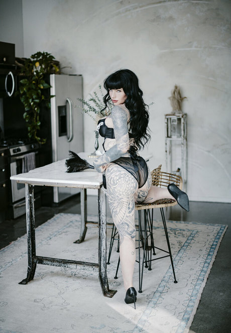 Penny Suicide star du porno gratuit galeries