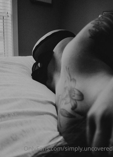 SimplyUncovered étoile nue photo