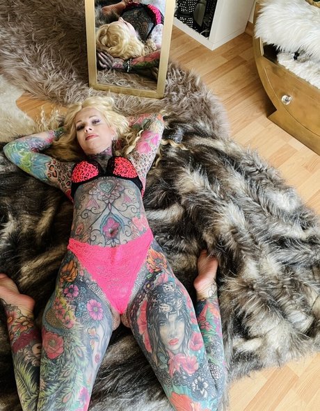 Tattoobutterfly star du porno parfaite galerie