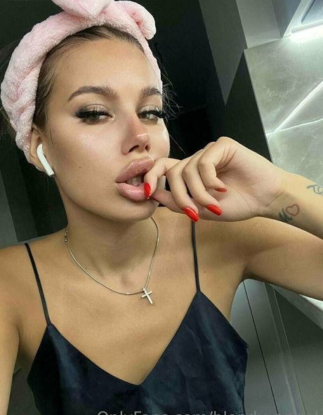 selfie miroir uniquementfans chaud et sexy des photos