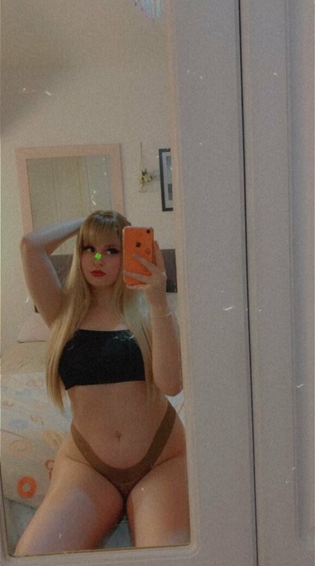 blonde aux gros seins onlyfans haut por img