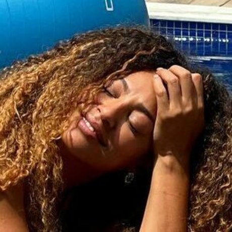 Sheron Menezes modèle pornographique galerie