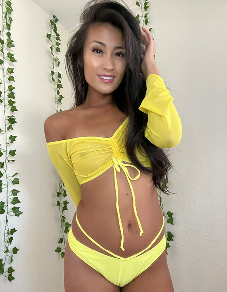 fille courbée dà côté onlyfans hd parfait images