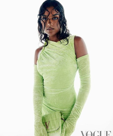 Simone Ashley joli modèle img